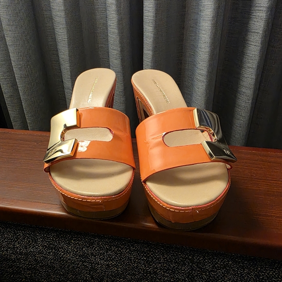 DIANE VON FURSTENBERG Peach Nectar PATENT LEATHER Wooden DVF LOGO Heeled Sandals - Picture 3 of 11